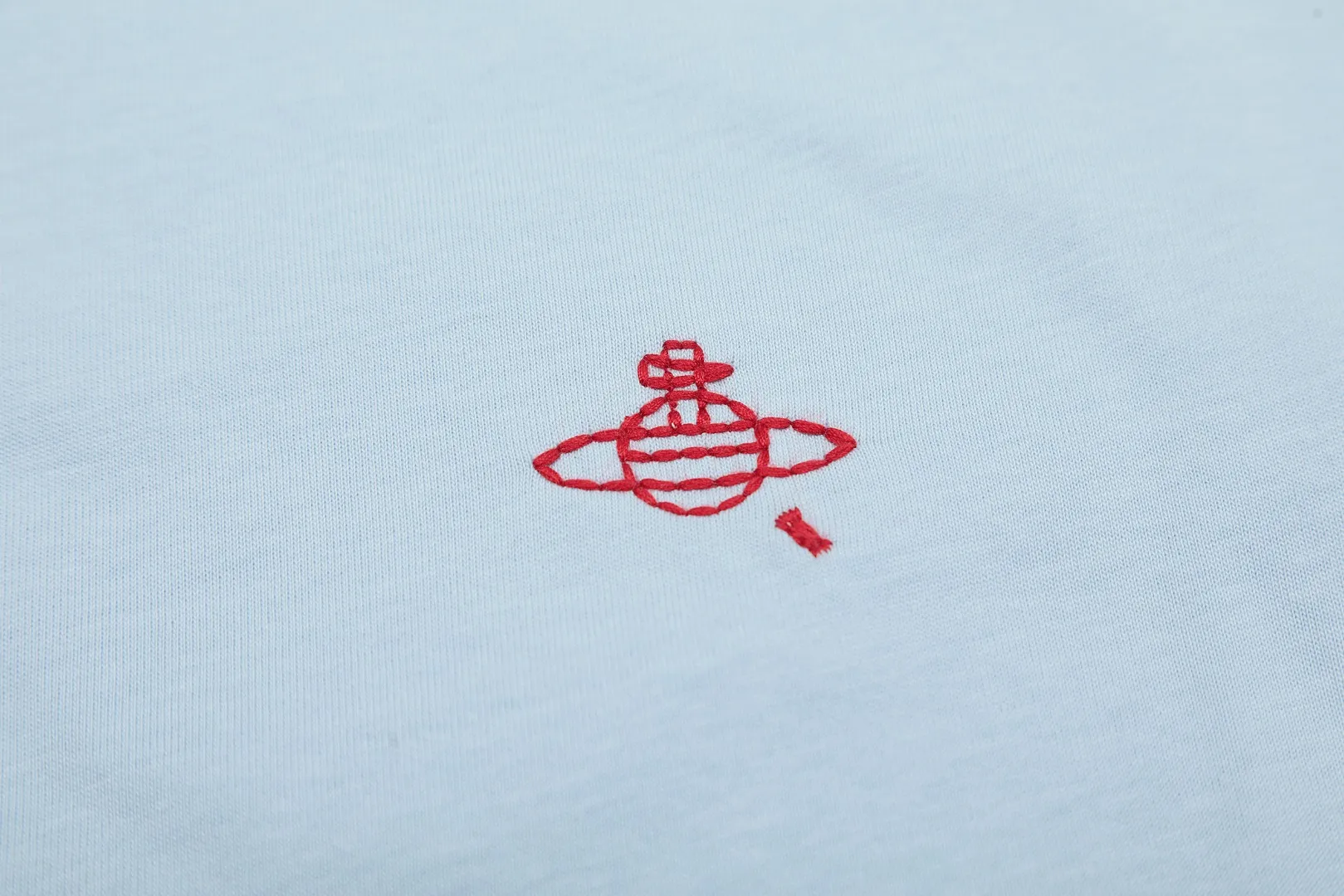 vivienne west wood The Queen Mother of the West Vivienne Saturn Embroidered Short Sleeve VIVI 157# "Exclusive Style" The new fabrics have been washed twice at high temperature + water. It is the only one in the entire network that achieves 0 shrinkage. The Solona thread is arranged. The threaded neckline does not deform. It is tight and dense. Welcome to compare. The entire series of correct accessories. Every detail is completely restored and can be stretched directly.